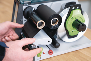 Eenvoudige toepassing van inktrollen op HellermannTyton thermotransferprinters.