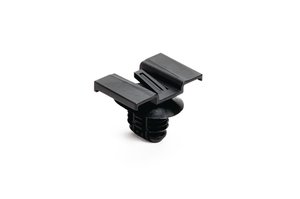 Connector clip met lamelvoet bevat klemrails voor volledige omtrekcompressie rond bundels.