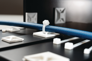 Clip com perfil quadrado, autoadesivo e parafusável.