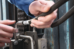 Helatag 1232 – self-laminating labels for labeling pipes and hoses in the hydraulic industry.