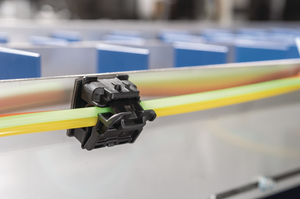 La Ratchet P-Clamp adhésive permet un maintien sécurisé des câbles.