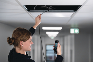 Easy application with the Cable Scout Cam (mobile phone is not part of the product).