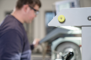 Tag RFID rigido adatto all'applicazione su substrati di plastica, vetro, metallo o legno.