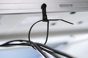 Wykorzystanie w praktyce otworu znajdującego się na module fotowoltaicznym First Solar serii 6 do zarządzania okablowaniem między modułami.