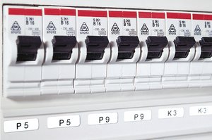 Per l'identificazione dei cavi raccomandiamo l'utilizzo di etichette autolaminanti.