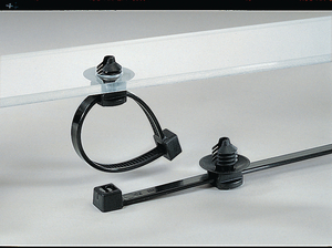 Lamellenfußhalterungen mit Kabelbindern sorgen für einen sicheren Halt in Montagebohrungen und schützen vor Schmutz und anderen Verunreinigungen.