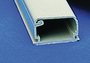 La construcción de PVC es liviana, duradera y más asequible que los sistemas de canaletas metálicas.