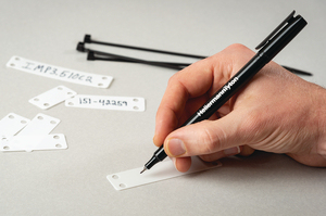 T82S-BK – Markierstifte eignen sich ideal für die manuelle Beschriftung von RiteOn- und HELASIGN-Etiketten, Arrowtags, IMP-Plättchen und Kennzeichnungskabelbindern. 