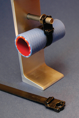 Szeroka taśma opaski kablowej pozwala na zastosowanie w szerokim zakresie średnic wiązek: 9.5 mm - 104 mm.