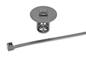 2-teiliges Kabelband zur Befestigung für Bolzenbefestigungen. Kabelbinder in Kombination mit einer modifizierten ERGO Bolzenbefestigung für NVH-Matten.