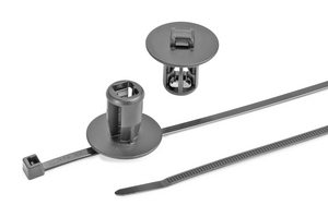 2-parts fixeringsband för svetsbult. Buntband i kombination med ett ERGO modifierat svetsbultfäste för NVH-mattor.