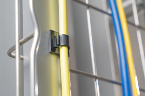 Klipsy magnetyczne serii MAGRB są elastycznym rozwiązaniem do zarządzania kablami.