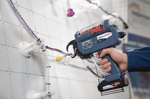 Fixation de colliers de serrage en bobine avec l'autotool CPK sur batterie, maintenu via une potence. 