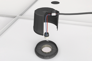 2. Conecte la fuente de alimentación a la toma de la lámpara con los conectores de cable HelaCon Lux incluidos y bloquéelos con el acoplamiento de bayoneta.