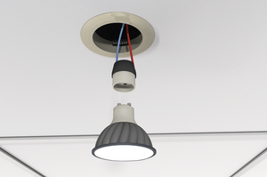 3. Conecte la bombilla a la toma y fíjela en la posición correcta.