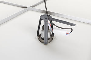 4. Conecte la fuente de alimentación y fije el cable en el retenedor.