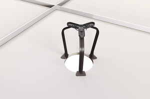 2. duw de doornen in het plafondmateriaal om de poten te bevestigen.