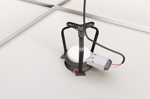 4. sluit de armatuur aan op de voeding en fixeer de aansluitkabel met de kabelclip aan de bovenzijde.