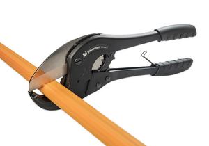 Bundle cutter for chip-free and right-angled cutting of speedpipe pipe assemblies.