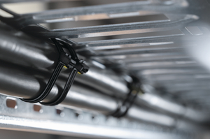 Abraçadeiras da Série KR aplicadas em eletrocalha metálica.