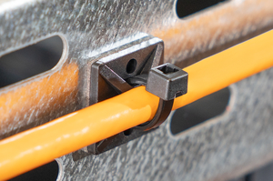 Uchwyty magnetyczne serii MAGMB umożliwiają łatwą organizację kabli bez konieczności wiercenia.