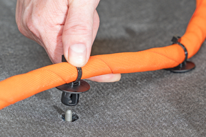 Pre-assembled two-piece fastening tie with weld stud foot — enables quick, secure mounting on 5 and 6 mm bolts with insertion forces below 30 N.