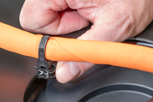 One-piece fastening tie for a panel thicknesses from 1.5 to 4.0 mm — allows cables to be gently pressed onto the edge without parallel alignment, reducing wrist strain thanks to its ergonomic, user-friendly design.