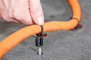 Zweiteiliger Befestigungsbinder für 5- und 6-mm-Schrauben - leicht mit dem Daumen zu verarbeiten dank ergonomischem Design, ausgelegt für reduzierte Montagekräfte in definierten Toleranzbereichen.