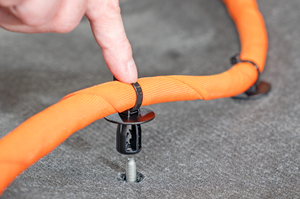 Zweiteiliger Befestigungsbinder für 5- und 6-mm-Schrauben - müheloses Aufschieben mit dem Zeigefinger dank ergonomischem Design, optimiert für geringe Einsteckkräfte in definierten Toleranzbereichen.