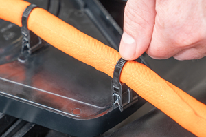 One-piece fastening tie with 100% PFAS-free EdgeClip made of Polypropylen — designed ergonomically to allow ≤30 N assembly forces within defined tolerances, enabling faster and more efficient assembly.