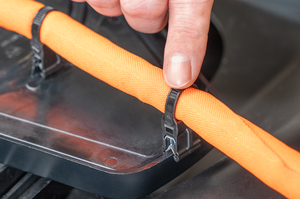 Ergonomically designed one-piece fastening tie with 100% PFAS-free EdgeClip and anti-slip engraving — allows ≤ 30 N insertion forces for efficient processing, can be rotated around the cable, yet stays securely fixed in position along the harness.