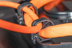 Clip riapribile con nervatura di ritenzione, montata sul bordo, ideale per la disposizione dei cavi in parallelo.