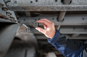 Ready for action: The Heavy Duty EdgeClip is guided to the edge — vibration-resistant and already proving its strength in the background.