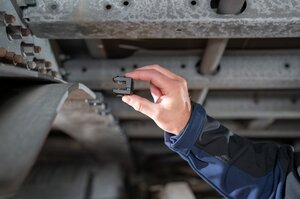 Ready for action: The Heavy Duty EdgeClip is guided to the edge — vibration-resistant and already proving its strength in the background.