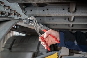 Secured with precision: The Heavy Duty EdgeClip is pressed onto the edge using water pump pliers — ideal for high-load, vibration-prone environments like truck manufacturing and steel construction.