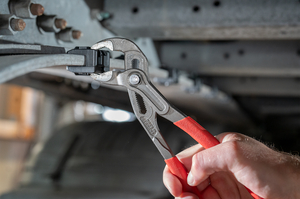 PFAS-free and easy to install: The Heavy Duty EdgeClip ensures secure fixation with water pump pliers — ideal for clean, efficient cable management on-site.