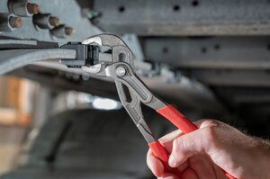 PFAS-free and easy to install: The Heavy Duty EdgeClip ensures secure fixation with water pump pliers — ideal for clean, efficient cable management on-site.