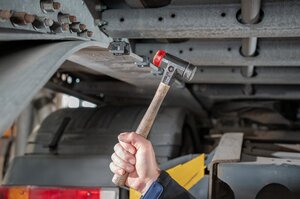 Robust and reliable: The Heavy Duty EdgeClip is hammered into place — engineered for high-load applications in tough environments like truck manufacturing and steel construction.