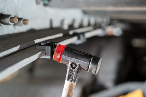 Close-up strength: A PFAS-free EdgeClip takes its final position—secure, durable, and made for demanding industrial use.