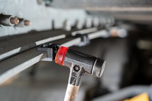 Close-up strength: A PFAS-free EdgeClip takes its final position—secure, durable, and made for demanding industrial use.