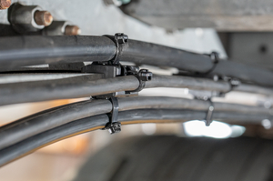 Secure and properly finished: Heavy Duty EdgeClips hold heavy-duty cables firmly in place – professionally tensioned and cut to protect against sharp edges and cable damage.