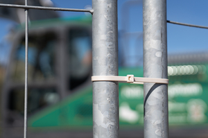 The biodegradable cable tie T120R: suitable for fastening fences around construction sites
