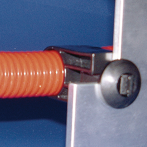 Element dystansowy umożliwia prowadzenie wiązki z dala od szyn ramy, zapewniając odstęp od śrub i innych wystających elementów w celu ochrony przed ścieraniem.