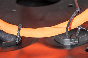 The fixing tie with EdgeClip mounts securely to the panel edge and features a 90‑degree rotatable design that allows compensating movements, ensuring stable and flexible cable routing.