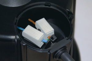 HelaCon Lux conectado a la fuente de alimentación.