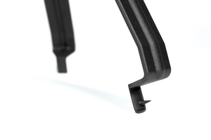 Su nuevo diseño de patas combinadas con los pines de retención, ofrece una excelente estabilidad en la instalación.