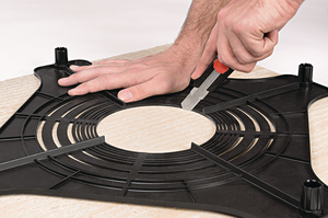 Utilice el SpotClip-Plate como una plantilla para cortar el agujero de fijación en la placa de techo.