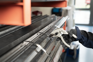 HDT16 application tool for heavy duty metal ties.