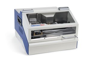 Een stille, duurzame en gebruiksvriendelijke printer voor metalen embossingplaten.