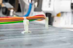 Opaska kablowa z mocowaniem kotwicowym, do otworów okrągłych, do prowadzenia z odstępem.